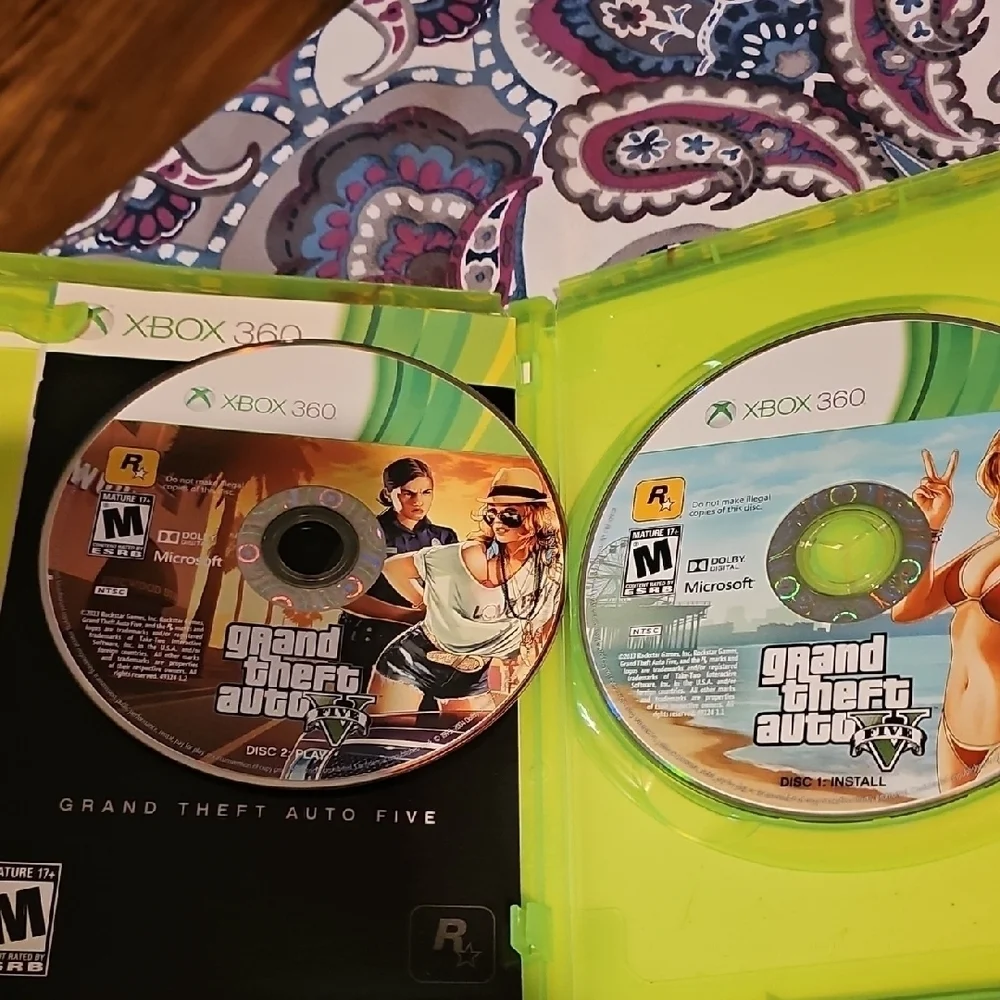 XBOX 360 Grand Theft Auto V - 2 Disc Set + Book